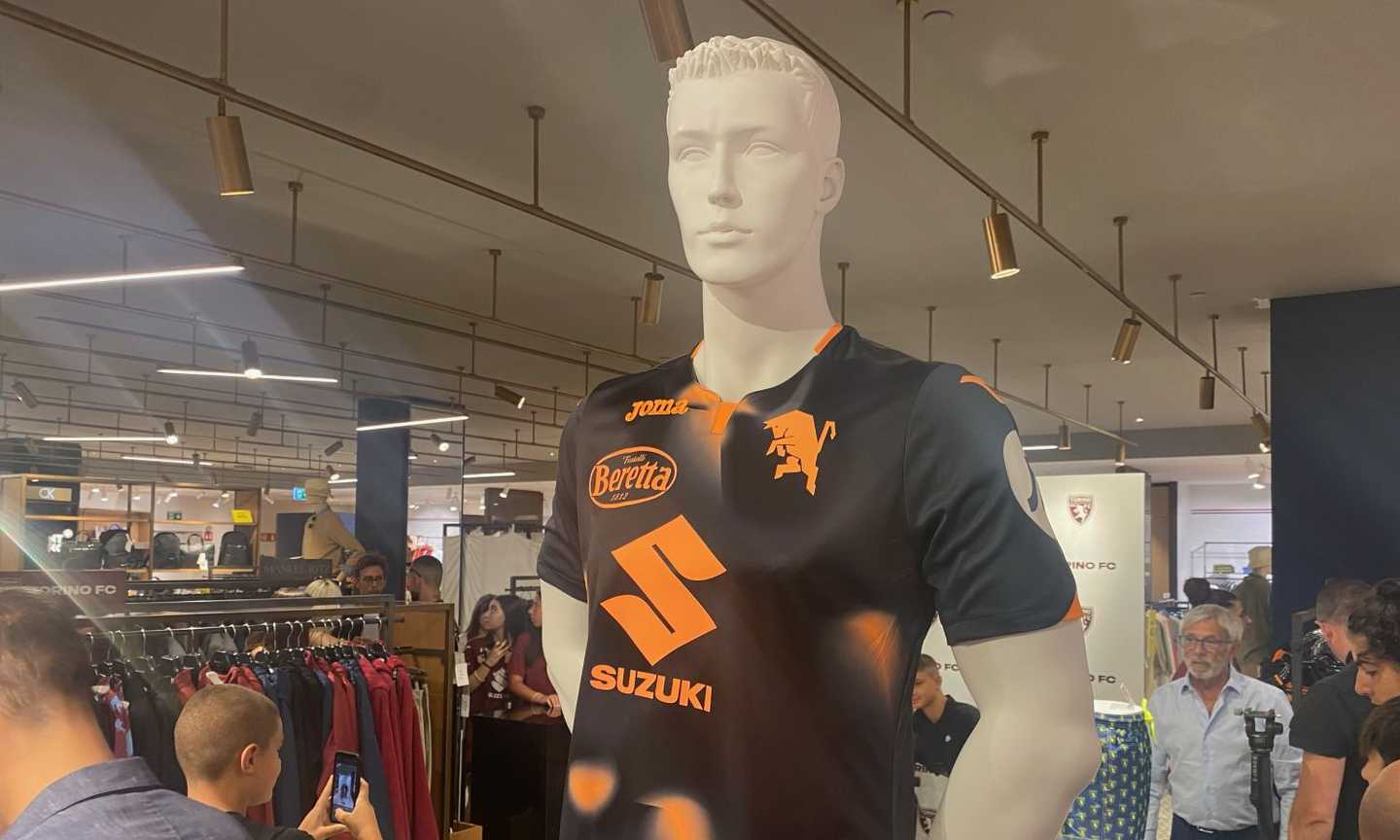 Torino, presentata la terza maglia