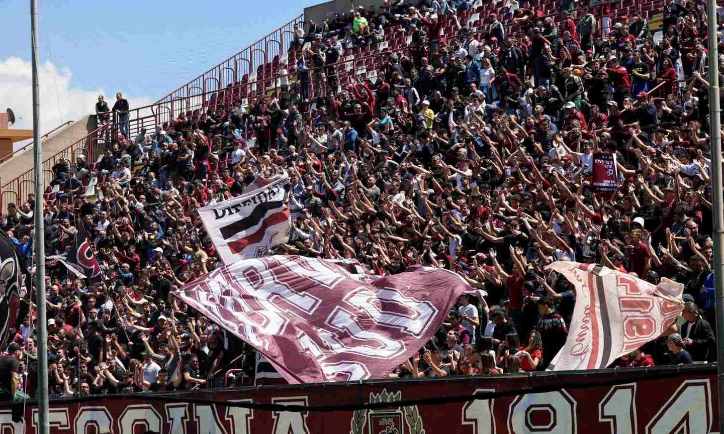 Reggina-Acireale sospesa al 45': gara interrotta per un malore all’arbitro