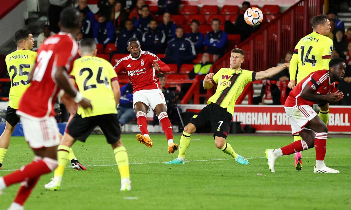 Hudson-Odoi salva il Nottingham Forest, primo punto per il Burnley: la classifica di Premier League