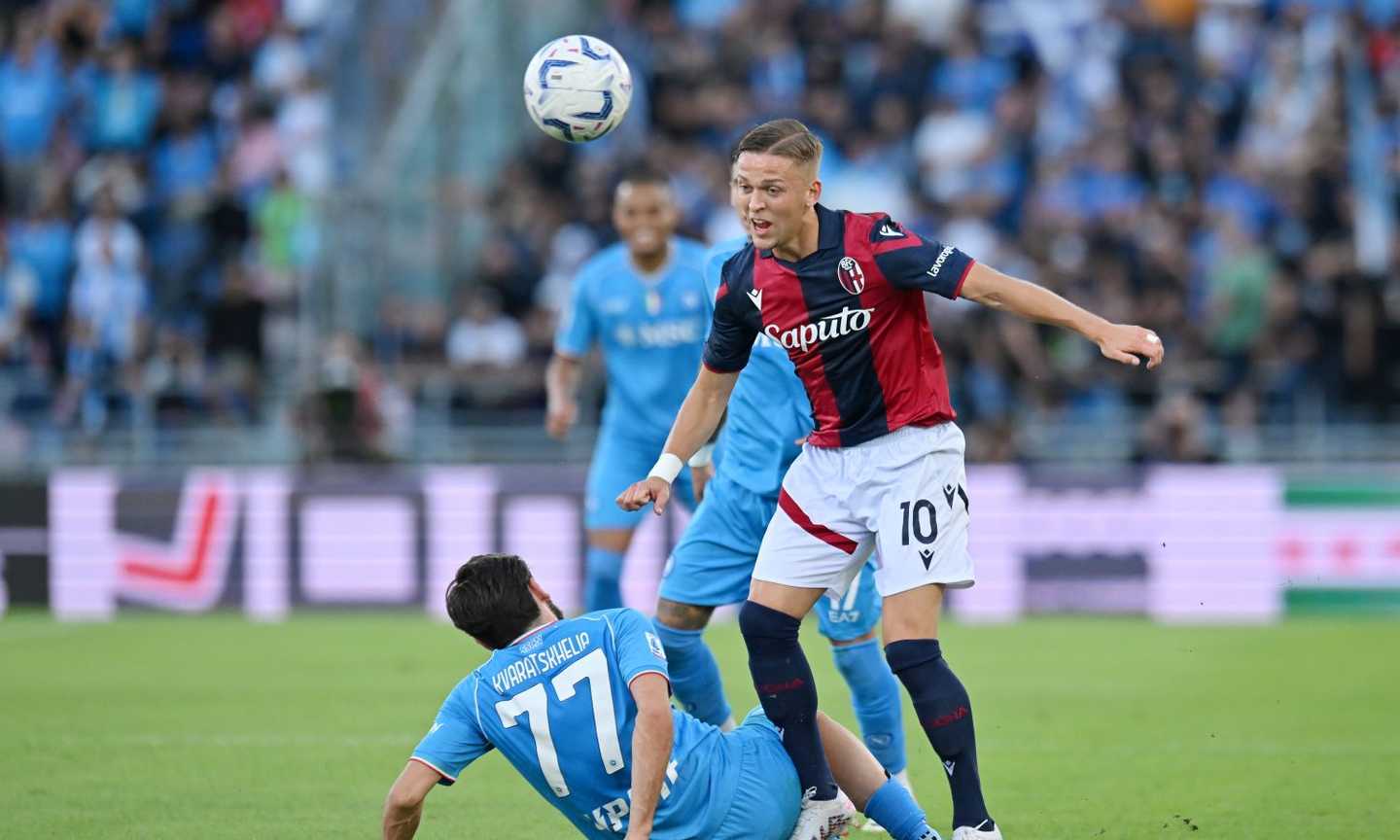 Bologna-Napoli, la MOVIOLA: rigore assegnato per braccio di Calafiori, Kvara rischia il rosso