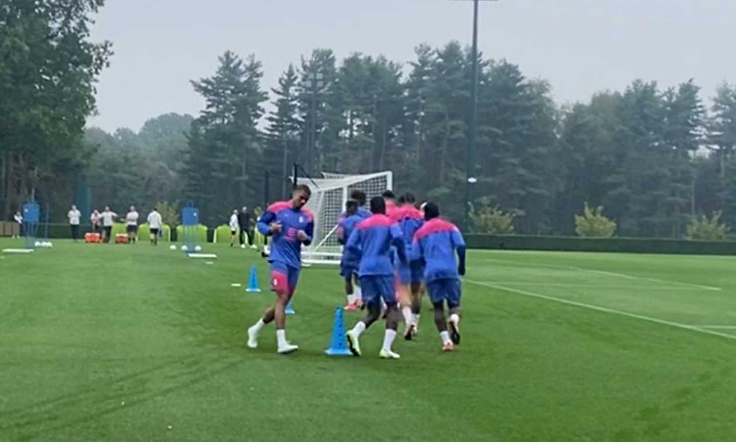 Milan, allenamento verso il Newcastle: concentrazione e poca voglia di scherzare. Out Kalulu e Caldara VIDEO