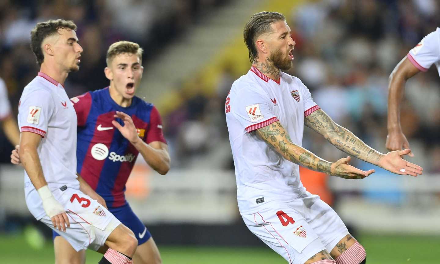 Sergio Ramos decide Barcellona-Siviglia... con un autogol: blaugrana momentaneamente primi