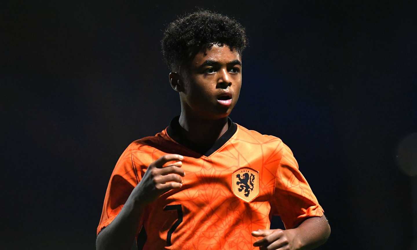 Barcellona, ecco Shane Kluivert: figlio di Patrick, fratello dell'ex Roma Justin. Primo contratto per lui