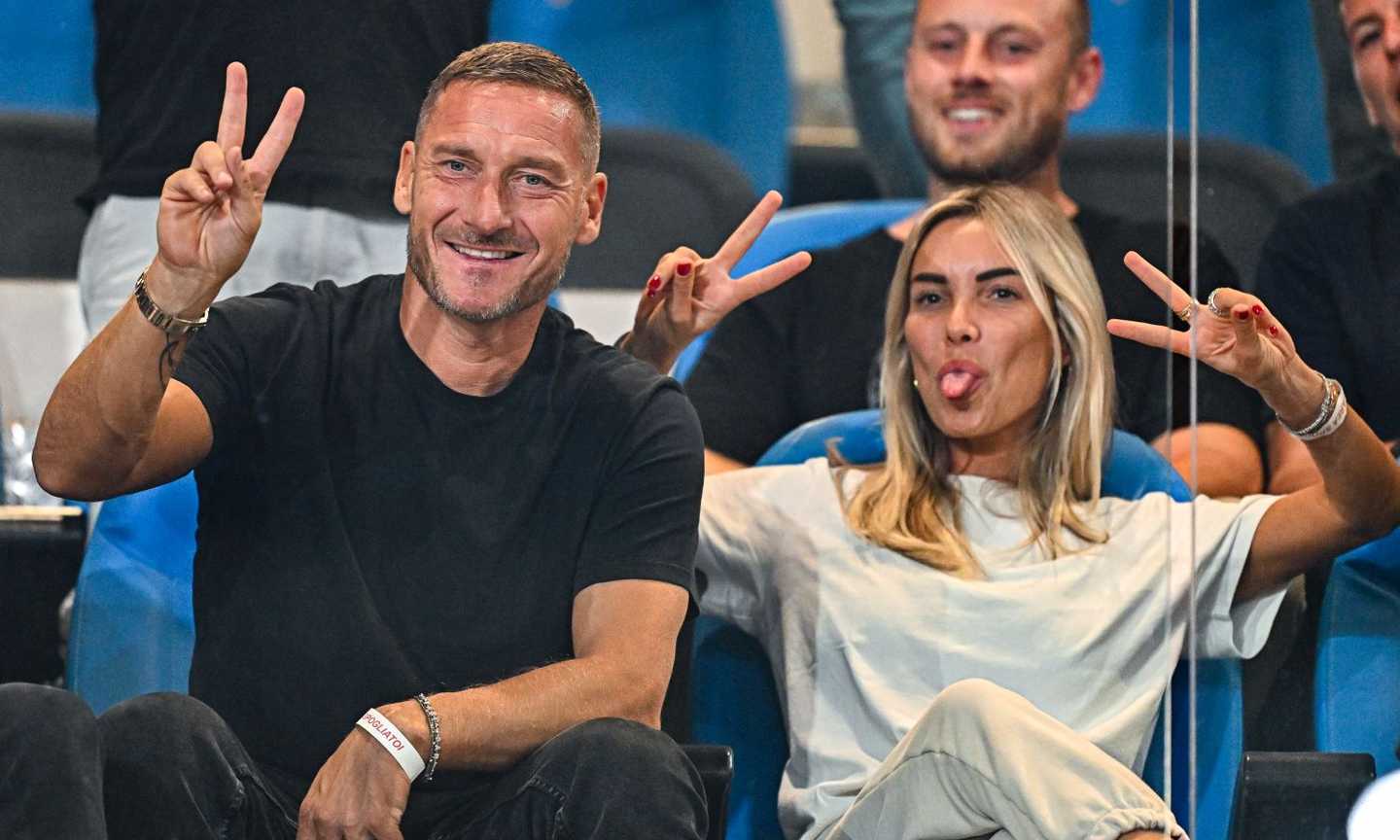 Roma, guarda chi c'è! Totti al Ferraris con la sua Noemi FOTO