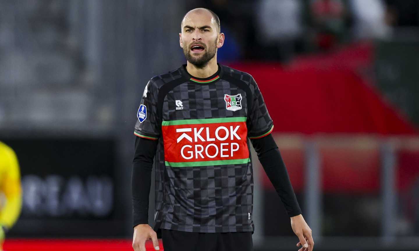 Dramma in Eredivisie: Bas Dost collassa in campo durante AZ-NEC. E' cosciente, trasportato in ospedale