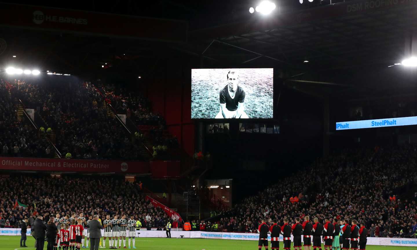 Bobby Charlton, l'addio di un mito: dalla tragedia aerea di Monaco al Mondiale vinto in Inghilterra