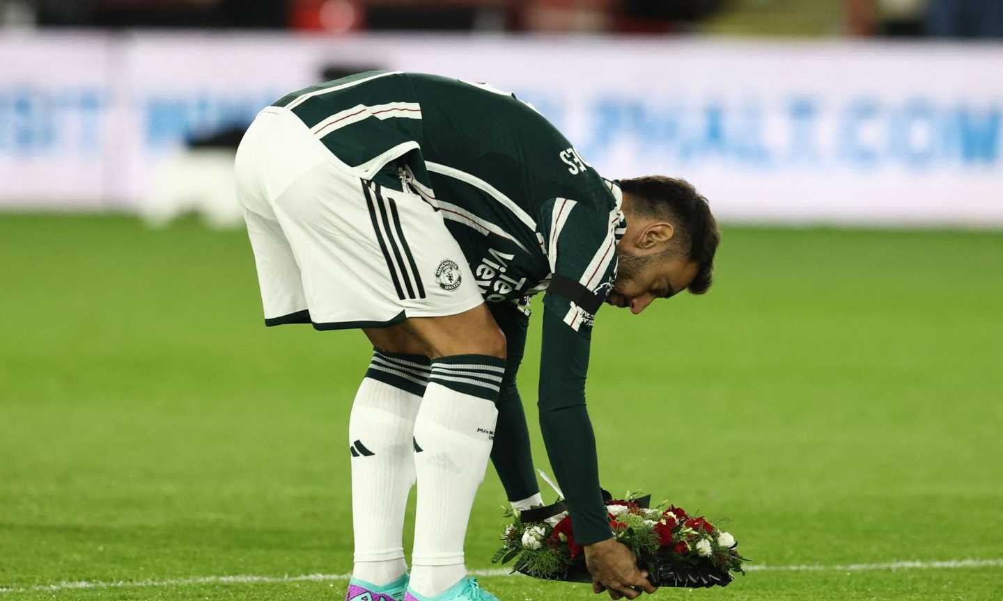 Man United, il tributo a Bobby Charlton prima dello Sheffield: minuto di silenzio e fiori in campo