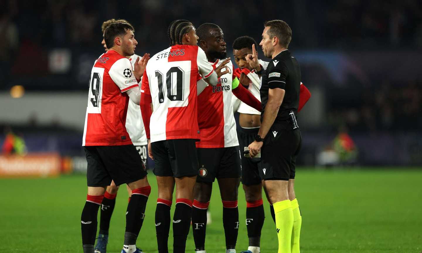 Feyenoord-Lazio, la MOVIOLA: fuorigioco di Gimenez. Dubbi sul fallo di mano di Vecino, corretto il rigore