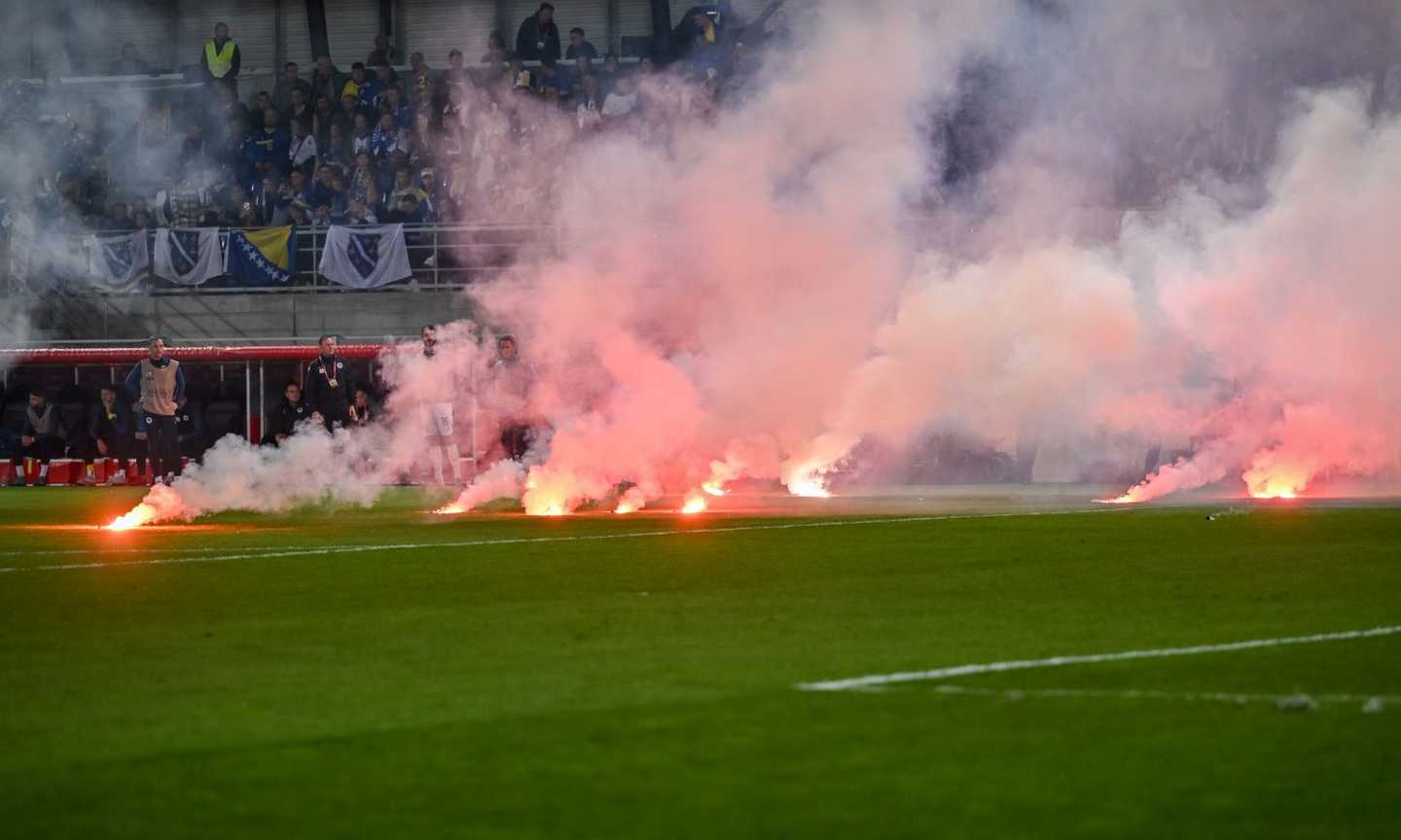 Fumogeni in campo, partita interrotta tra Liechtenstein e Bosnia: Dzeko a colloquio coi tifosi