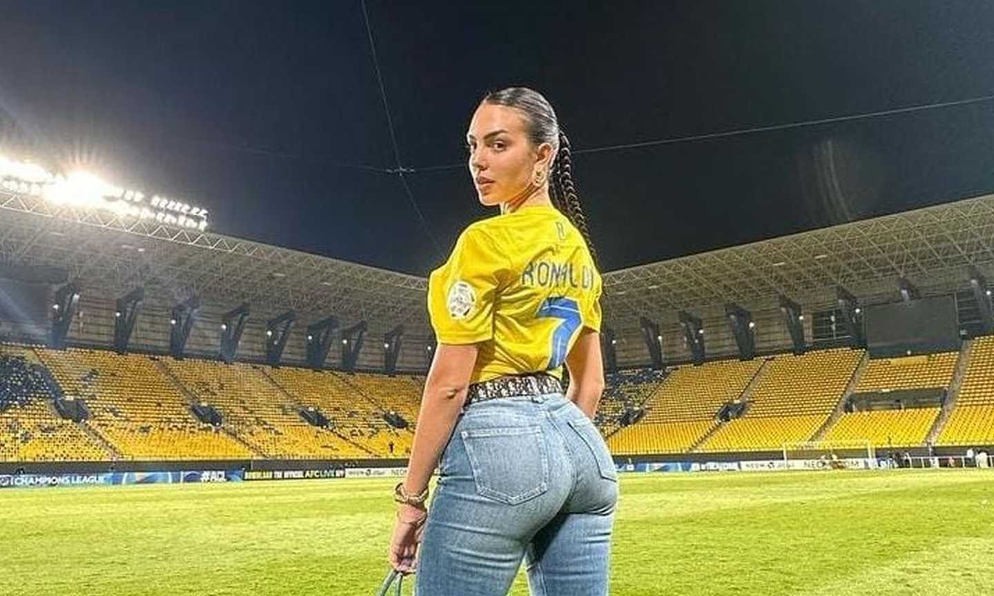 Georgina è troppo sexy, può posare allo stadio dell'Al-Nassr solo quando non c'è il pubblico: CHE FOTO!