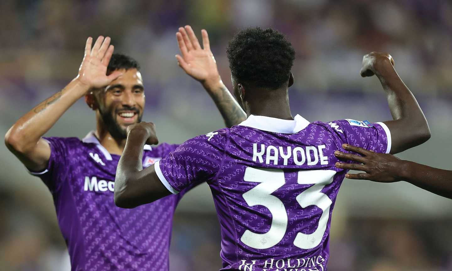 Gonzalez e Kayode fanno a fette il Cagliari, Nzola si sblocca: 3-0 Fiorentina, terza con Napoli e Juve