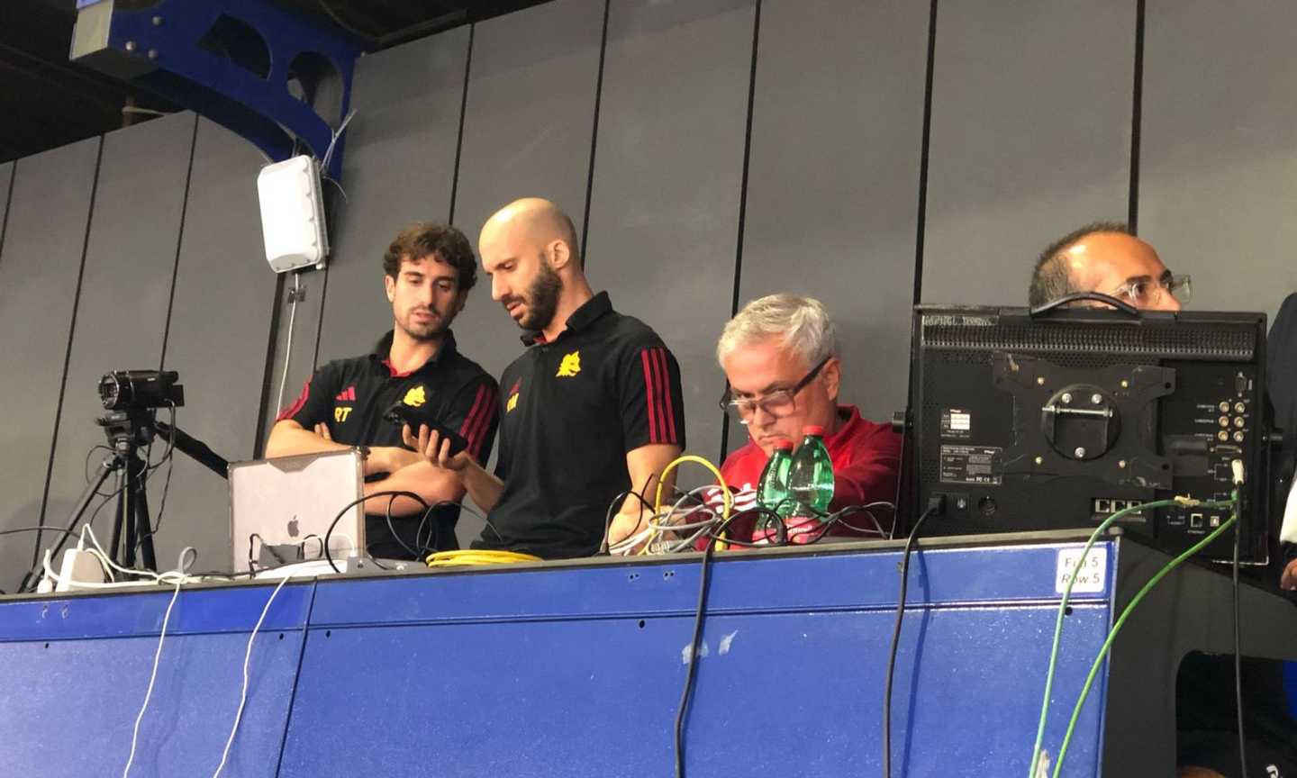 Roma, Mourinho segue la sfida dalla tribuna stampa: il motivo