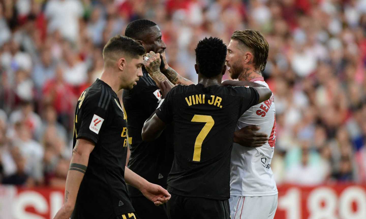 Razzismo contro Vinicius, scontro Rudiger-Sergio Ramos. Ancelotti: 'Se parlo mi squalificano'