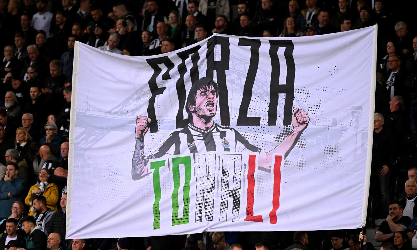 Tonali entra dalla panchina, applaudito dai tifosi del Newcastle: incontro per patteggiare sulle scommesse