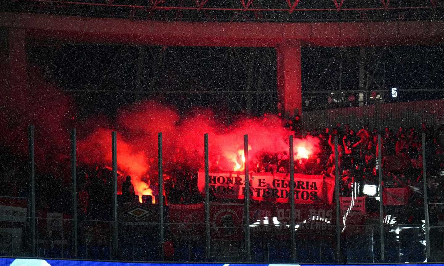 Real Sociedad-Benfica, caos sugli spalti: fumogeni contro i tifosi spagnoli