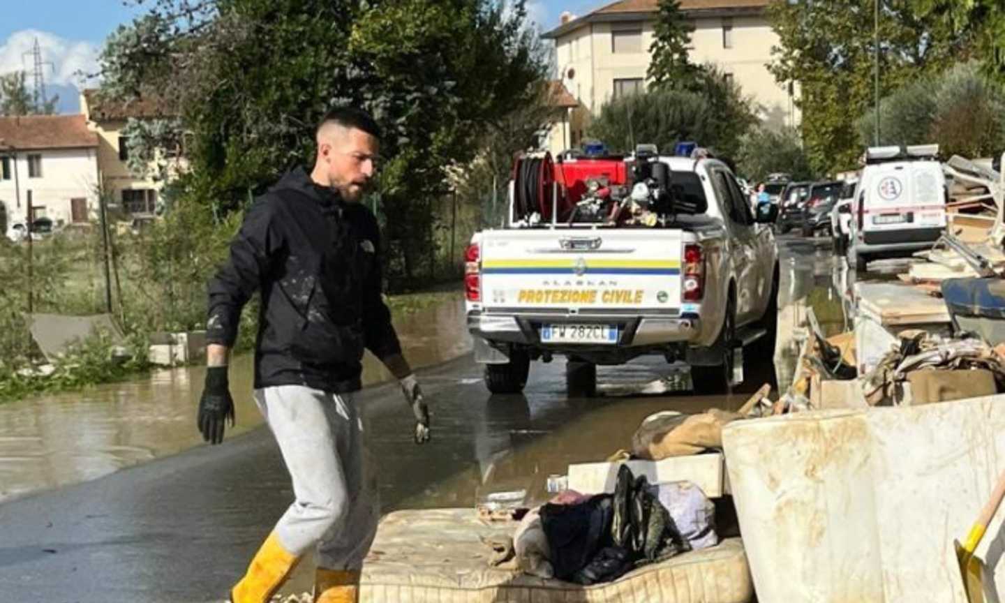 Biraghi a Campi Bisenzio a spalare il fango: FOTO