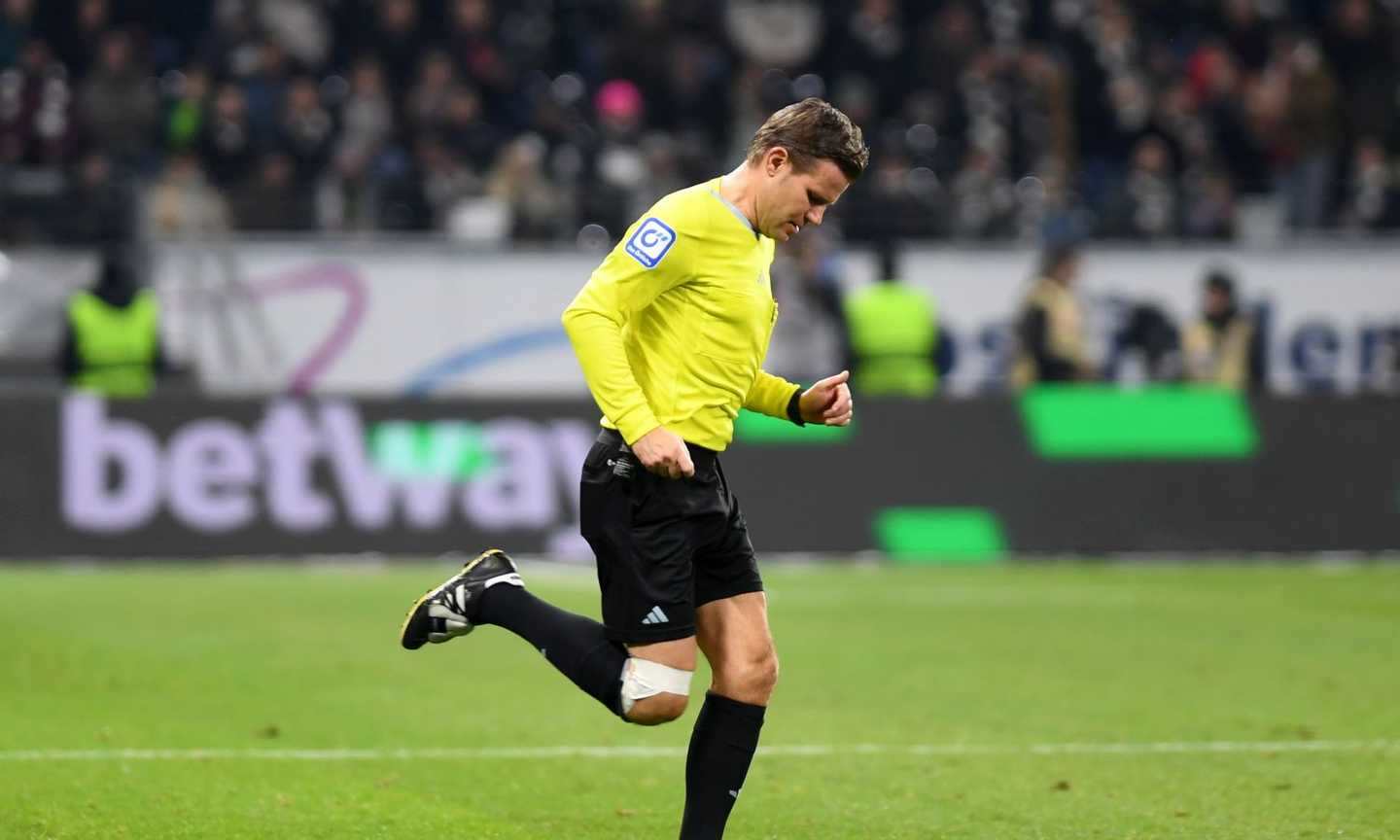 Che sfortuna l'arbitro Brych: fa il record di presenze in Bundesliga e si rompe il crociato