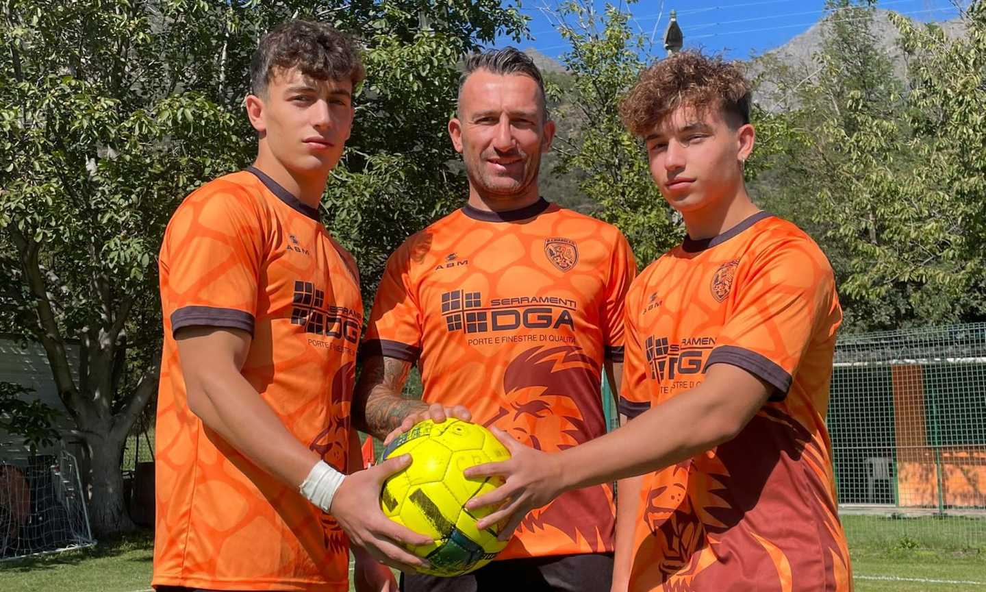 Una famiglia nel pallone, papà e figli giocano nella stessa squadra: la storia