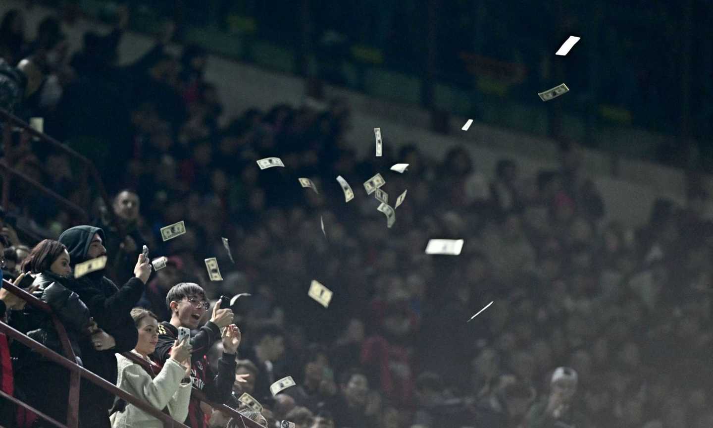 Milan-Psg, piovono banconote su Donnarumma: le FOTO dell'iniziativa della Curva Sud