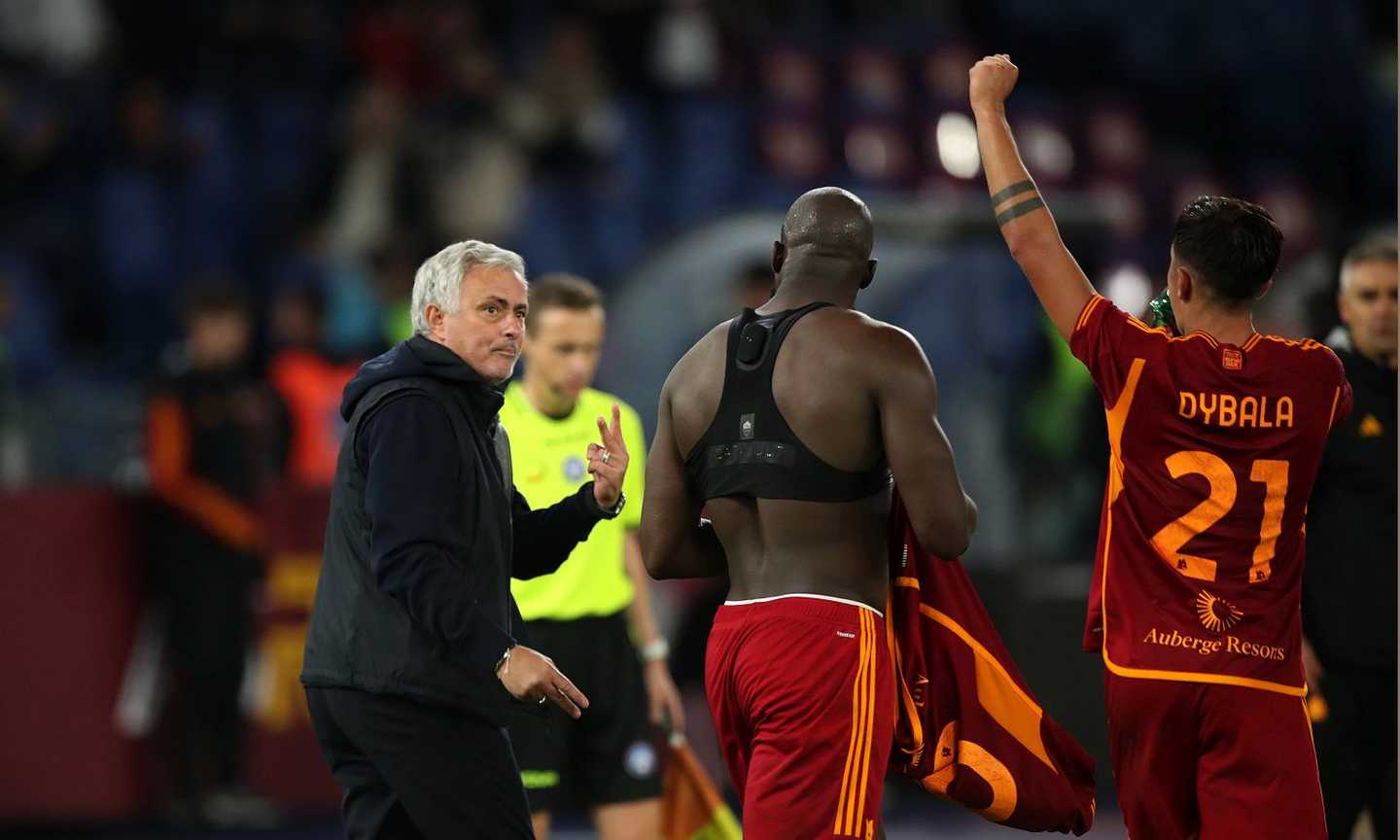 Mourinho carica la Roma: 'Noi, solo noi, avanti insieme'