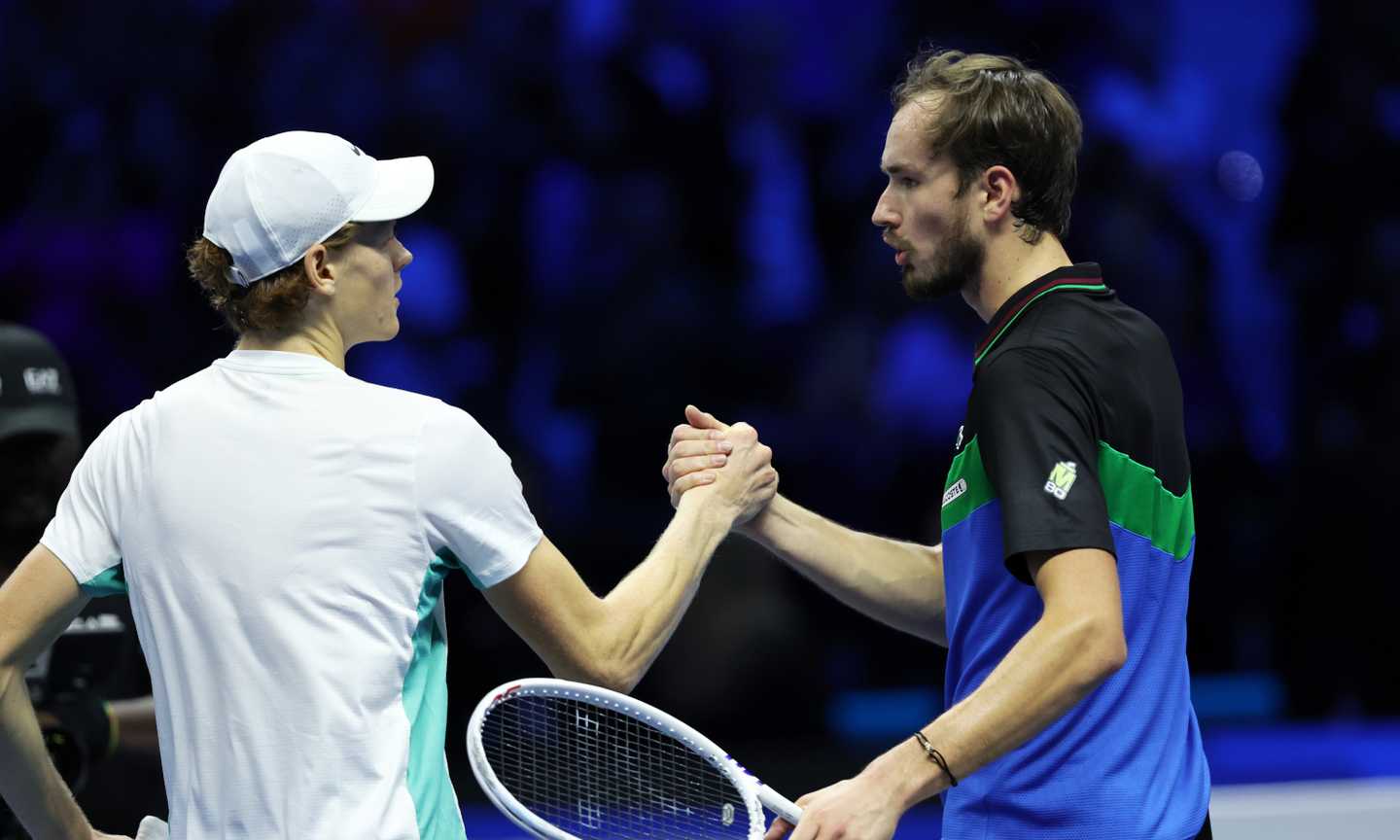 Sinner batte Medvedev e in finale ritrova Djokovic, che strapazza Alcaraz davanti a Conte e Jovic