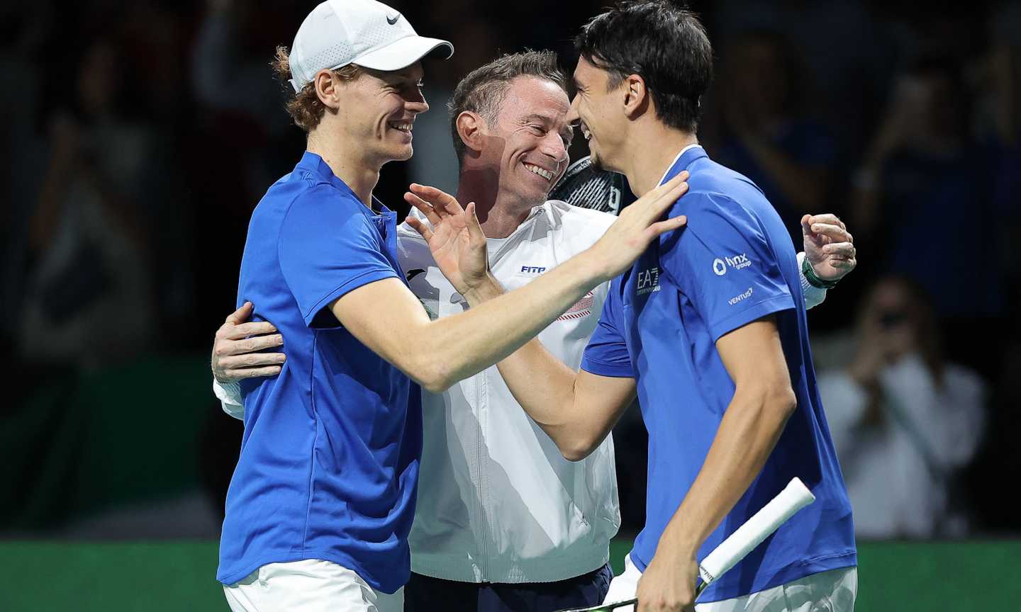 Sinner trascina l'Italia in finale di Coppa Davis: battuta la Serbia di Djokovic