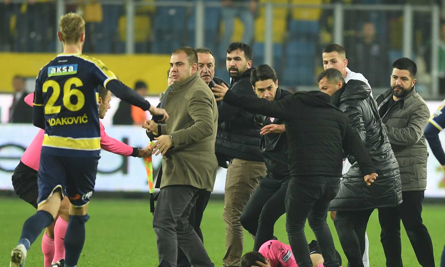 Turchia: il presidente dell'Ankaragucu, Faruk Koca, prende a pugni l'arbitro, poi colpito con calci a terra VIDEO  