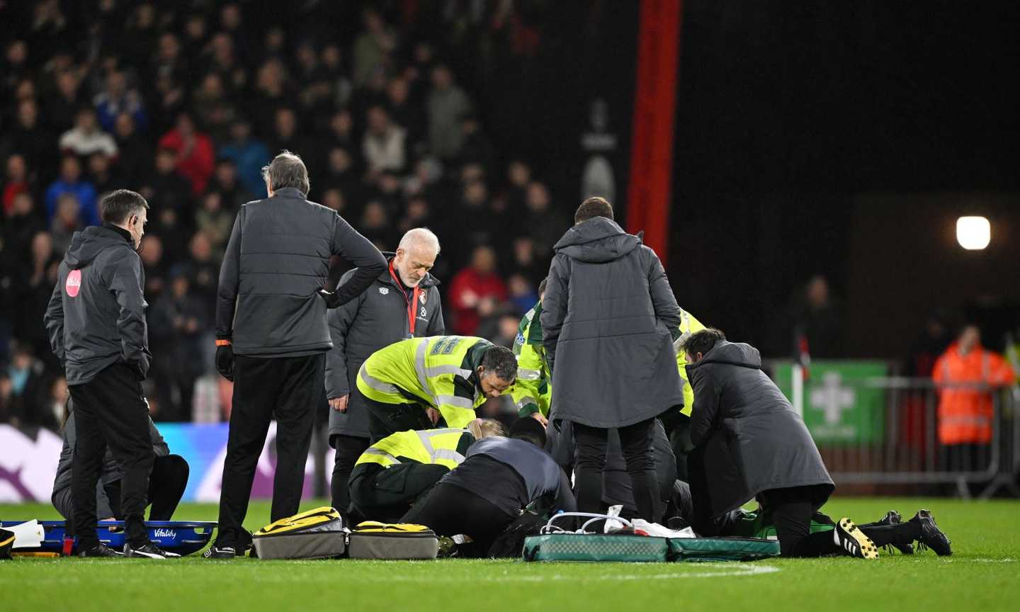 Paura a Bournemouth: Lockyer ha un arresto cardiaco in campo, sospesa la gara. Il Luton: 'E' stabile'