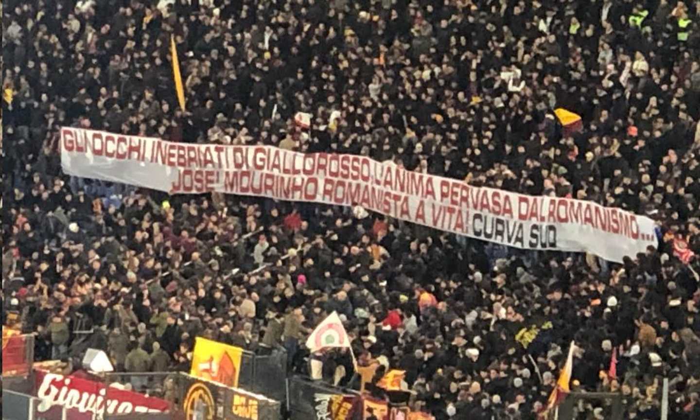 Roma, striscione della Curva Sud: 'Mourinho romanista a vita!'