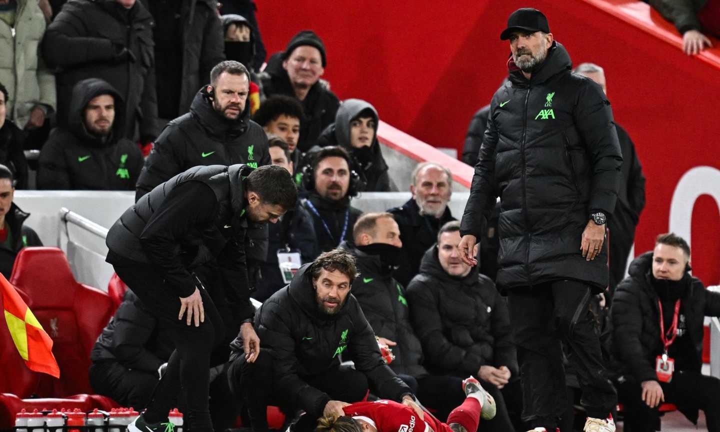 Liverpool, rottura della clavicola per Tsimikas. Scontro con...Klopp