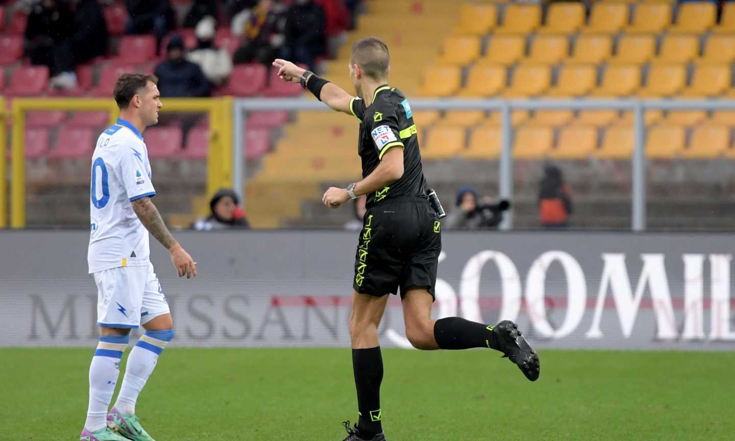 Lecce-Frosinone, rivivi la moviola: giallo a Okoli, salta la Juve. Il Var ribalta due rigori 