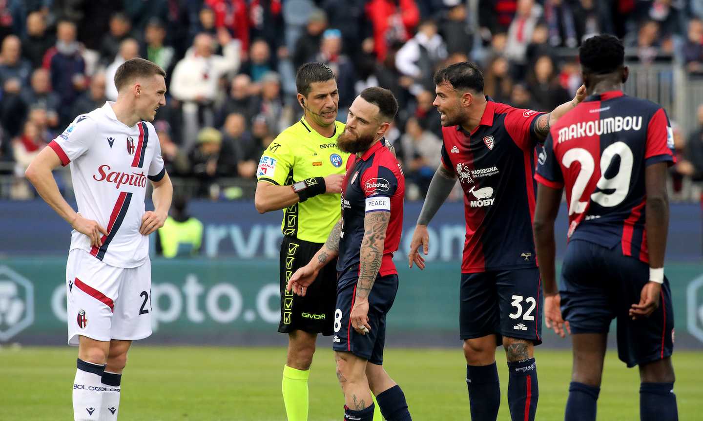 Cagliari-Bologna, rivivi la moviola: due gol convalidati dopo controllo Var 