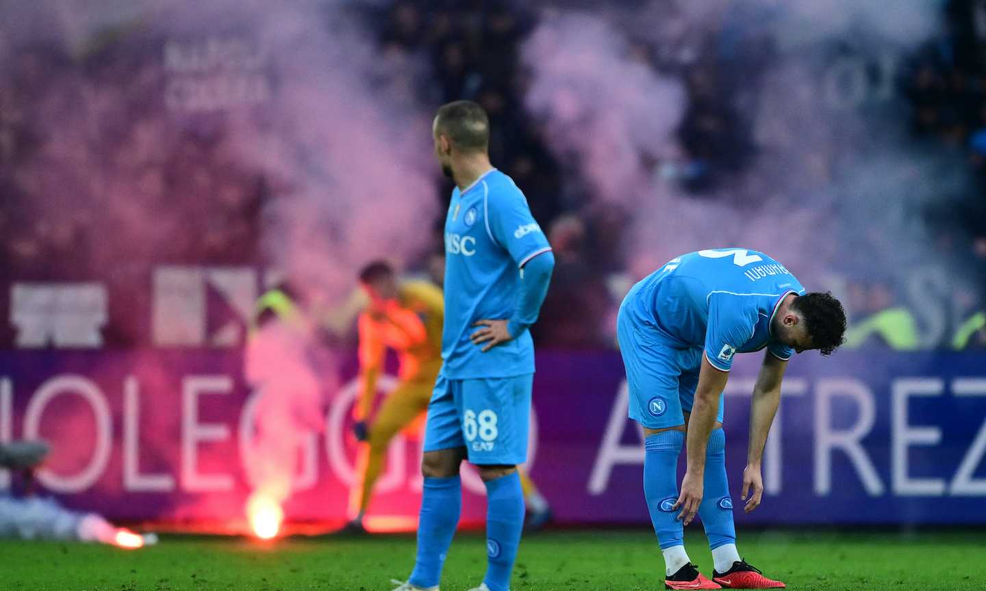 Il Napoli non esiste più: squadra allo sbando, contestazione, Mazzarri impotente e Conte in tribuna 