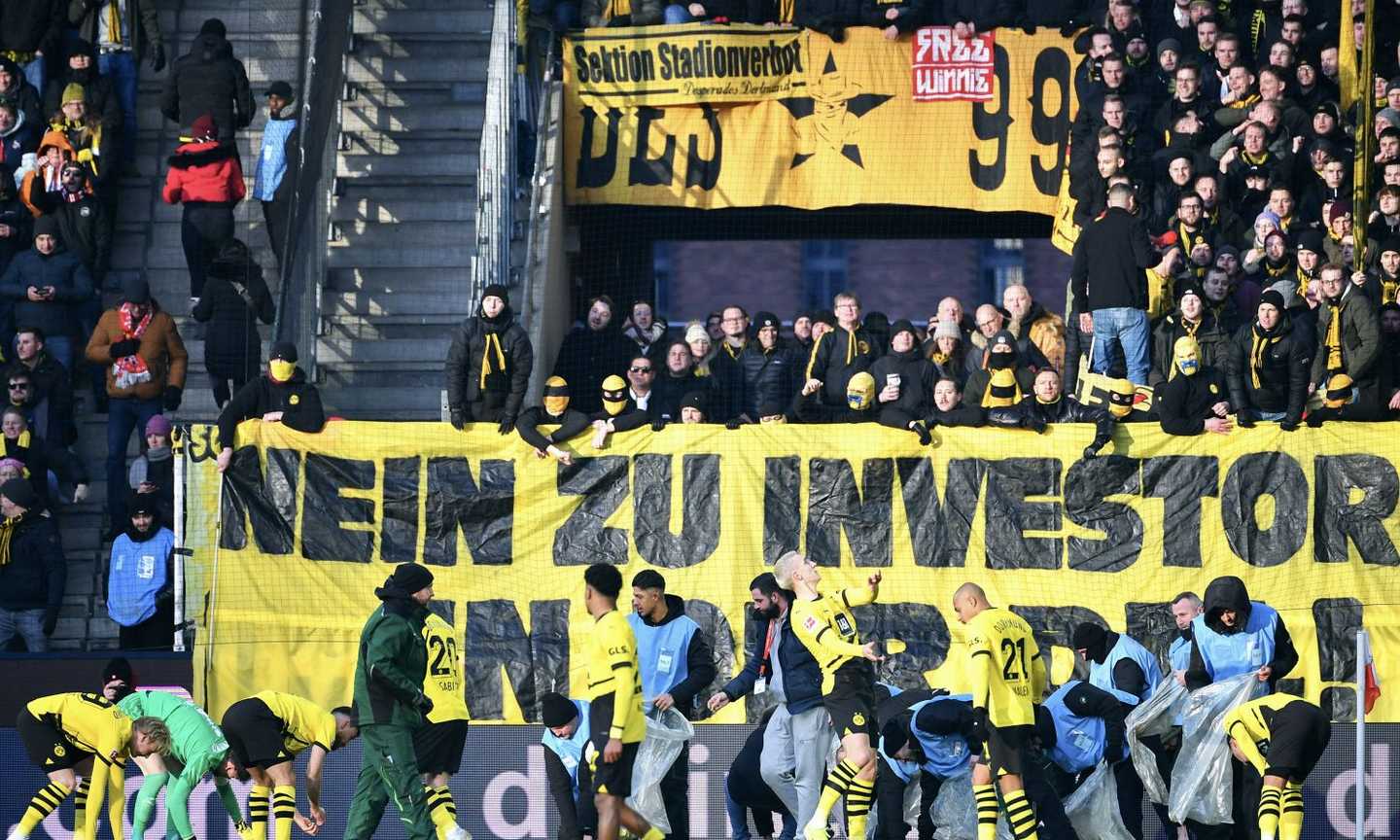 Colonia-Borussia Dortmund, piovono monete di cioccolato: il motivo della protesta