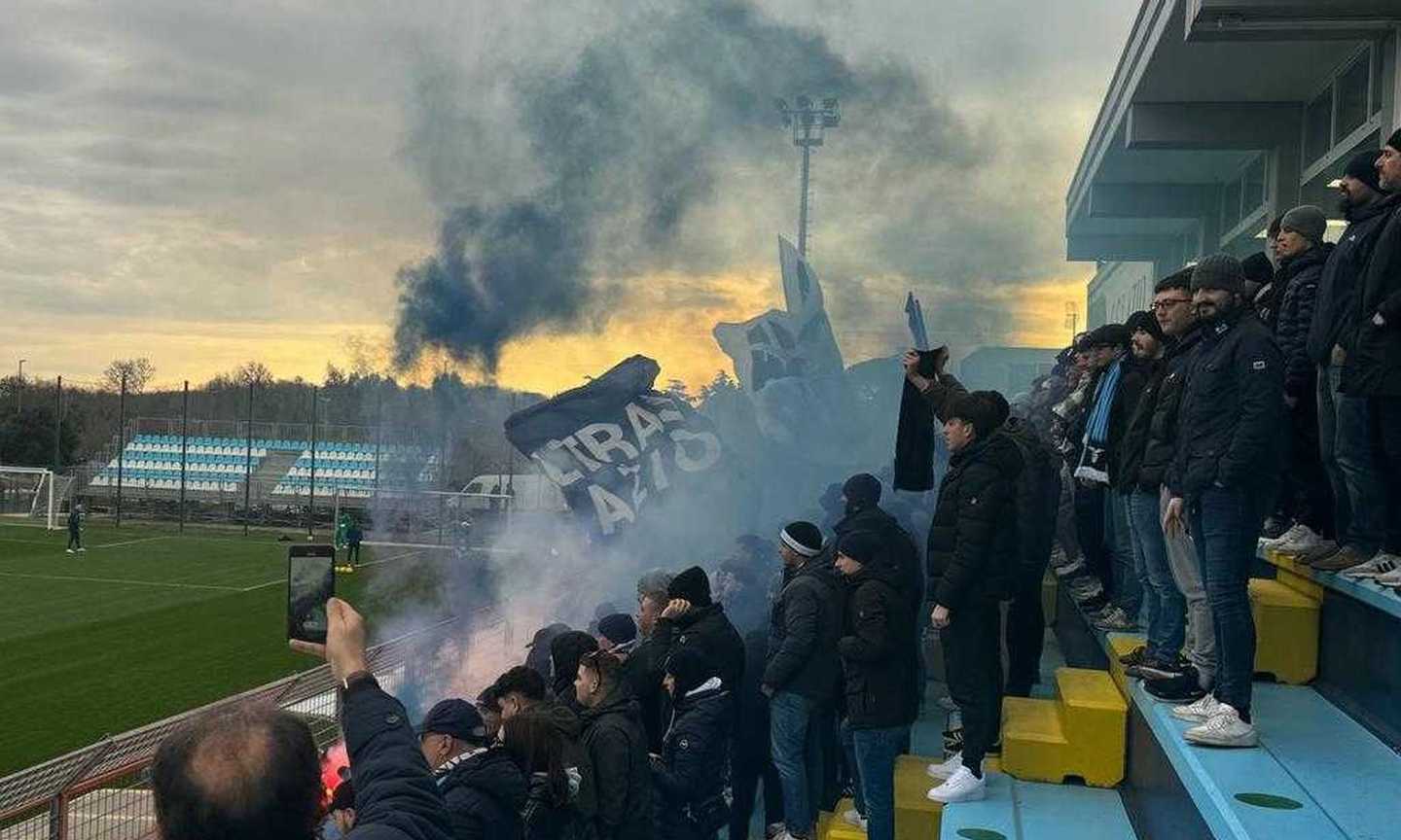 Lazio, allenamento aperto in vista del derby di Coppa: cori per caricare i giocatori VIDEO