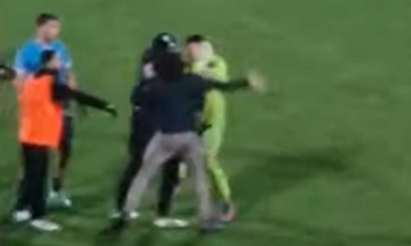 Cesena-Olbia, clamoroso in Serie C: il padre di Shpendi fa invasione di campo per aggredire il portiere avversario VIDEO