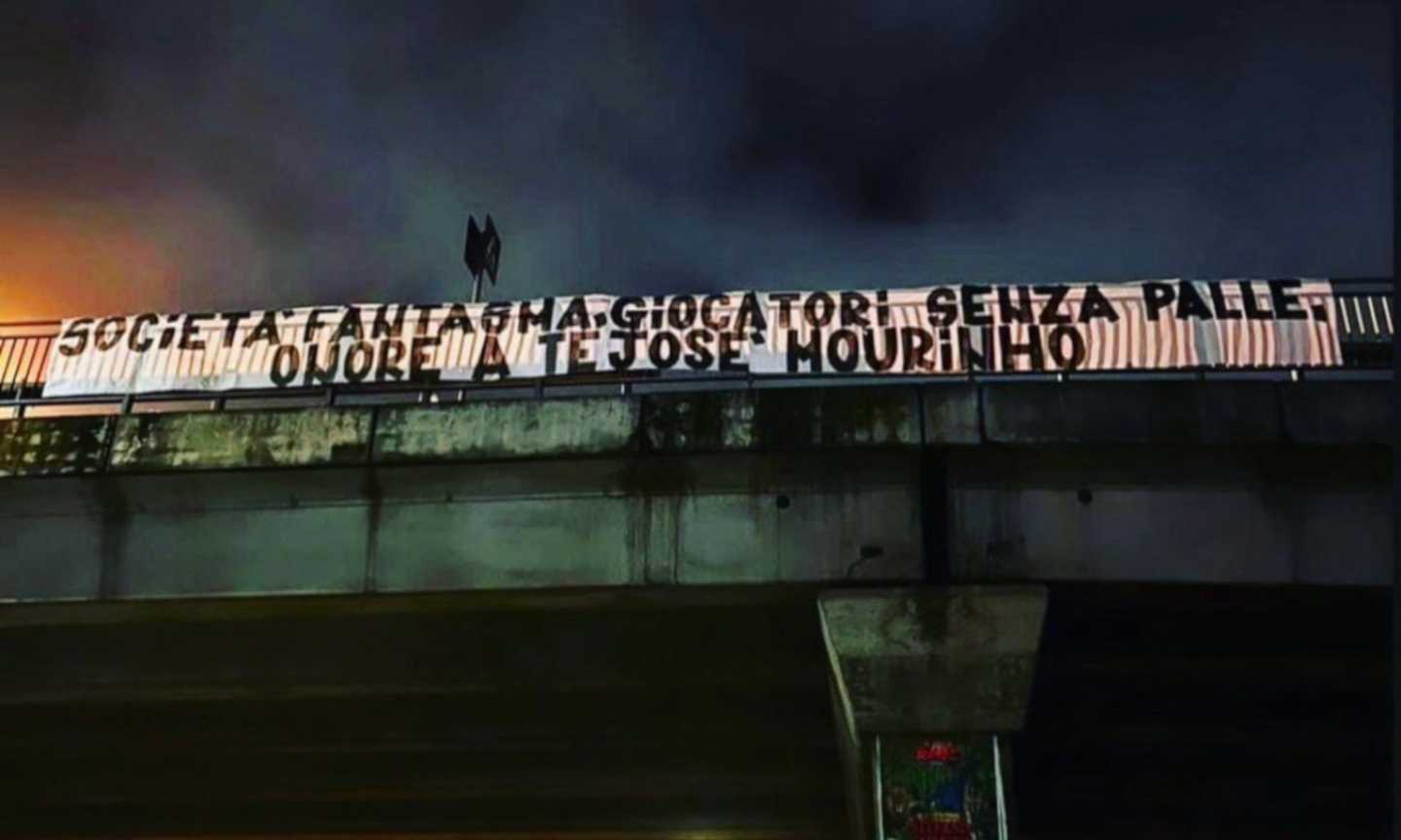 Roma, altro striscione di protesta: 'Società fantasma, giocatori senza p... Onore a Mourinho'