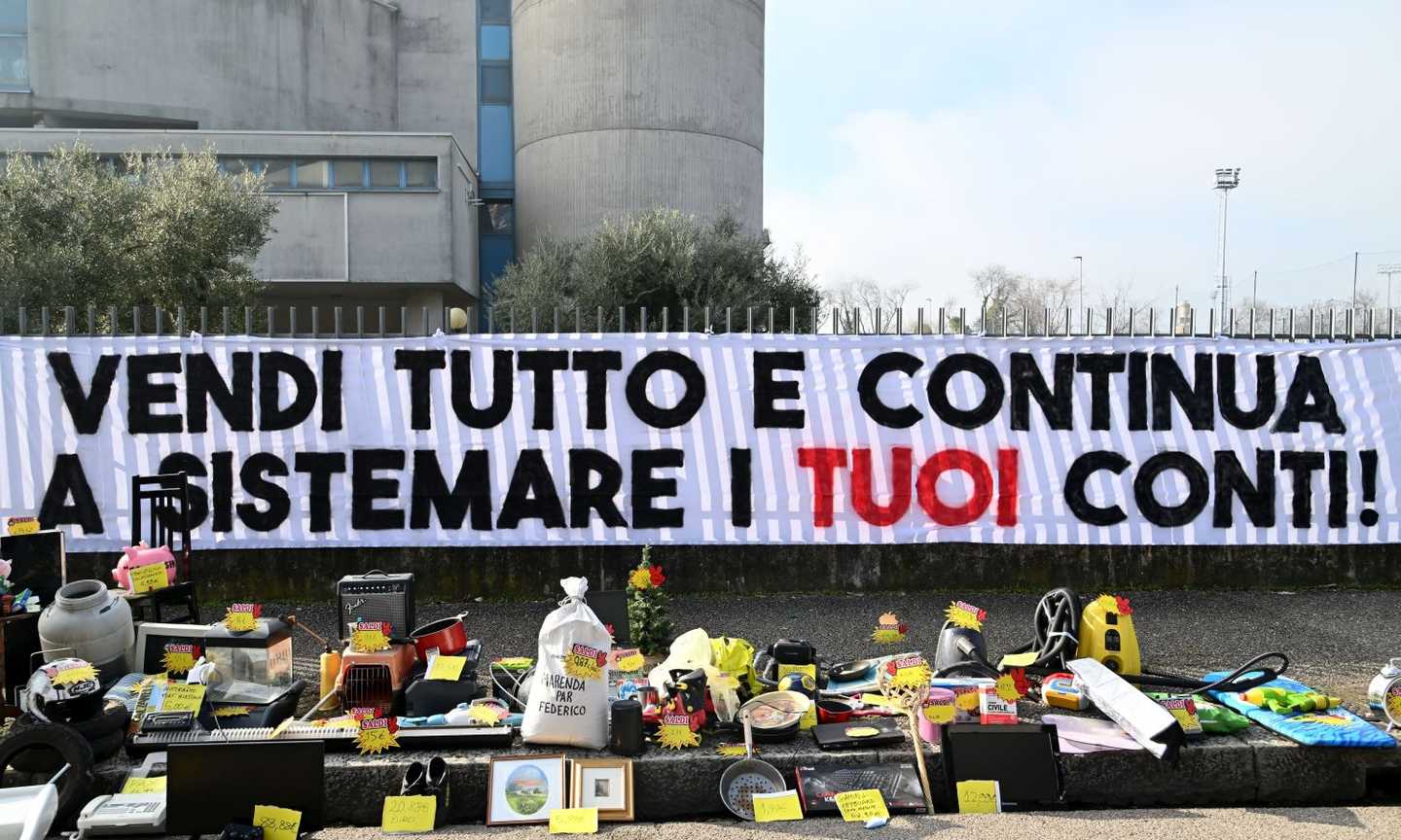 Verona contro Setti: 'Vendi tutto e continua a sistemare i tuoi conti'. Il motivo delle cessioni