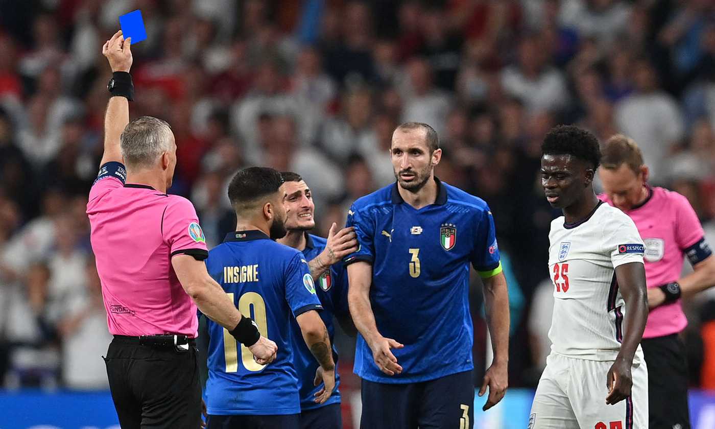 Svolta nel calcio, introdotto il cartellino blu: quando e perché sarà usato  dagli arbitri