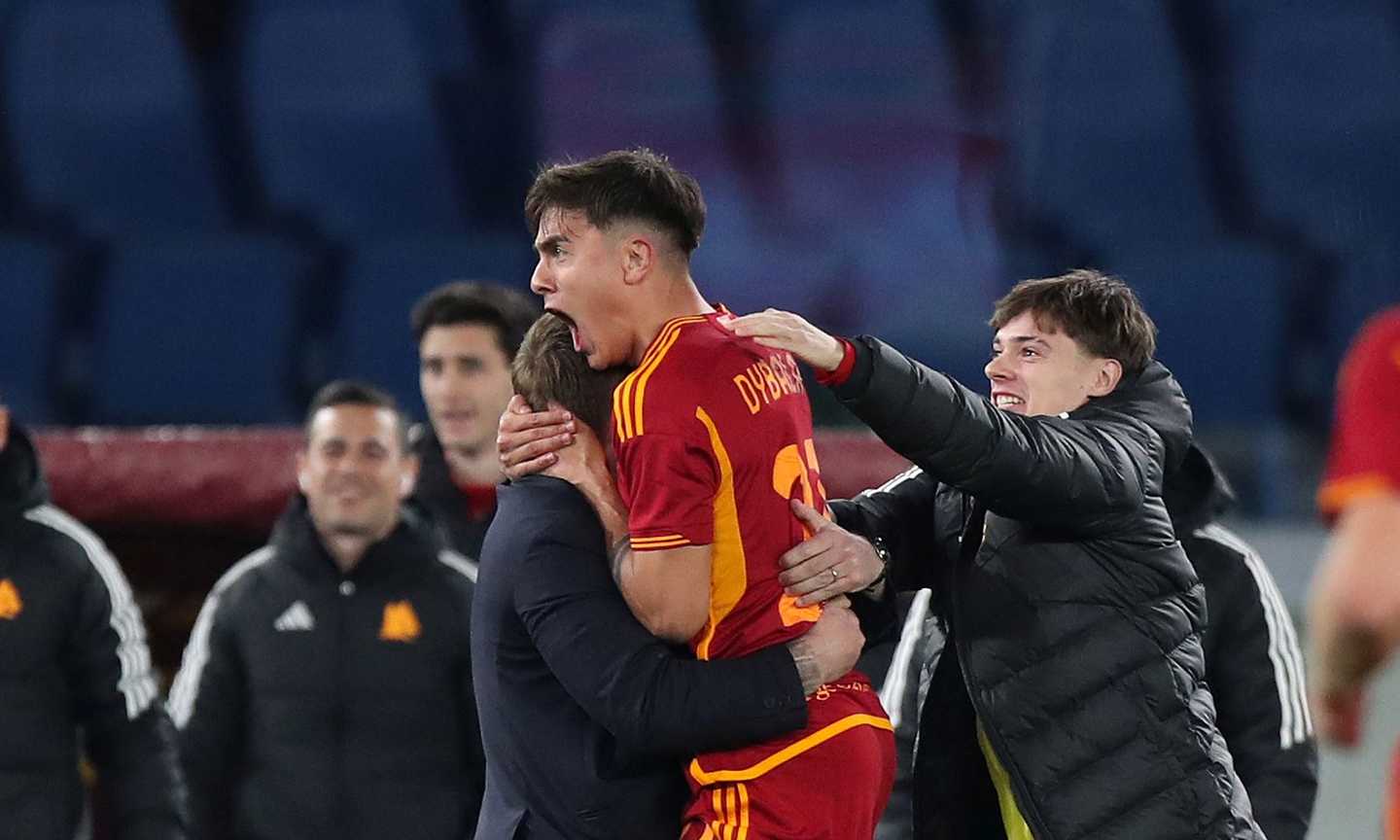 Roma, De Rossi sull’abbraccio con Dybala: ‘Mi emoziono sempre come un bambino’