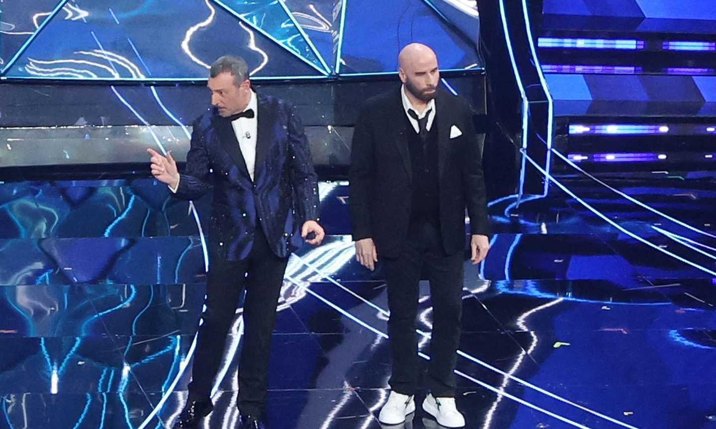 Sanremo 2024, John Travolta e le critiche per l'ospitata:' Imbarazzante'. Cos'è successo