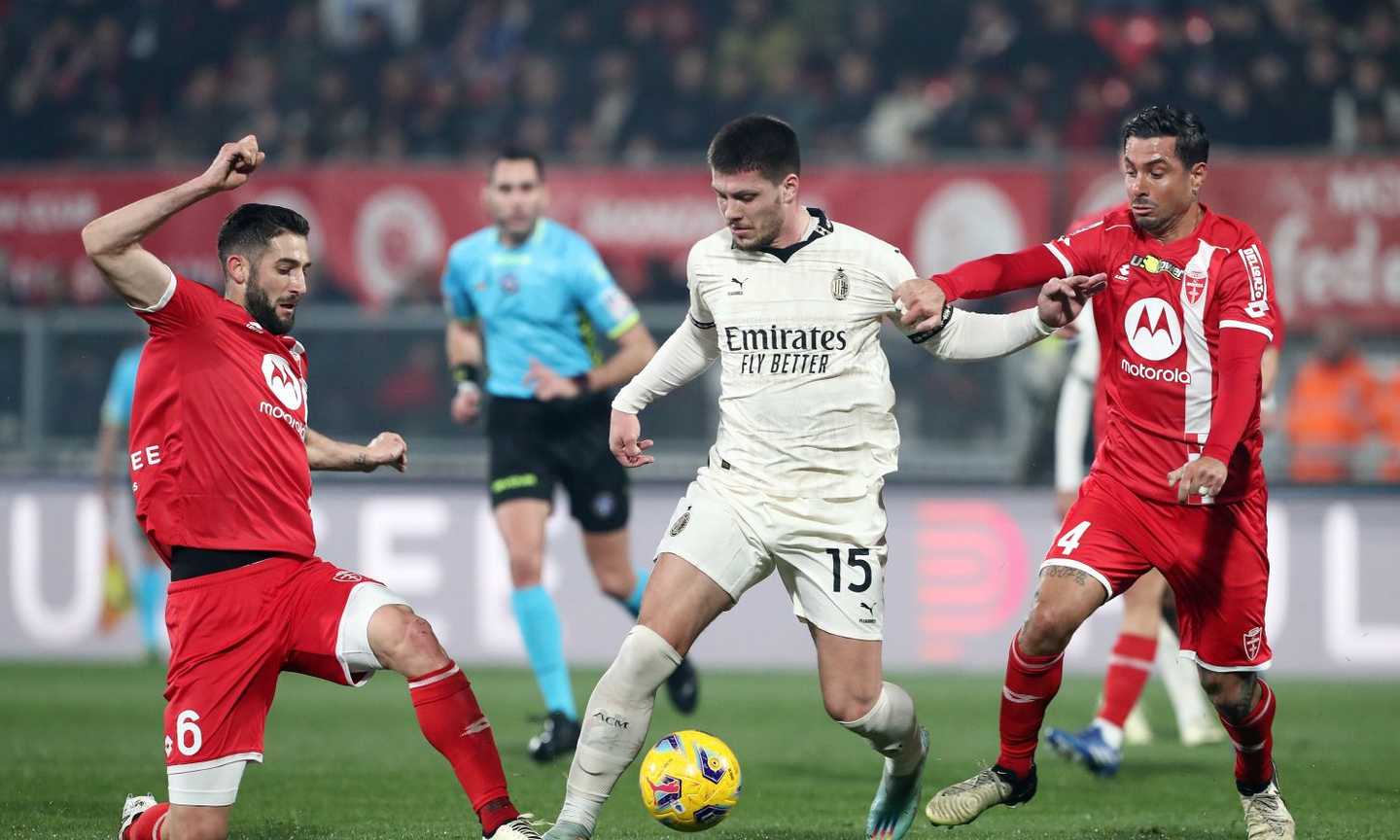 Jovic espulso in Monza-Milan: colpo in faccia a Izzo, quante giornate rischia