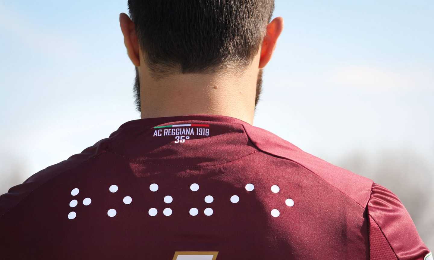 Serie B, maglia speciale per la Reggiana: i nomi sono in Braille