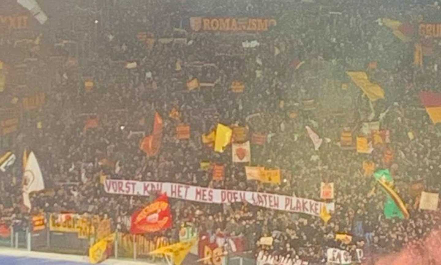 Roma, lo sfottò a tema 'Gladiatore' dei tifosi al Feyenoord: cosa significava lo striscione in olandese...