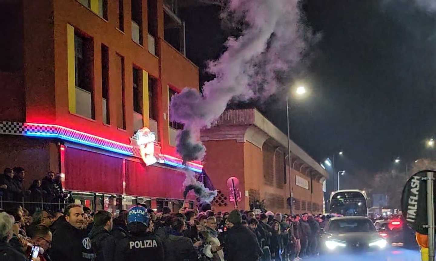 Inter-Juventus, bombe carta contro la polizia intervenuta per evitare lo scontro fra tifoserie: 2 nerazzurri arrestati