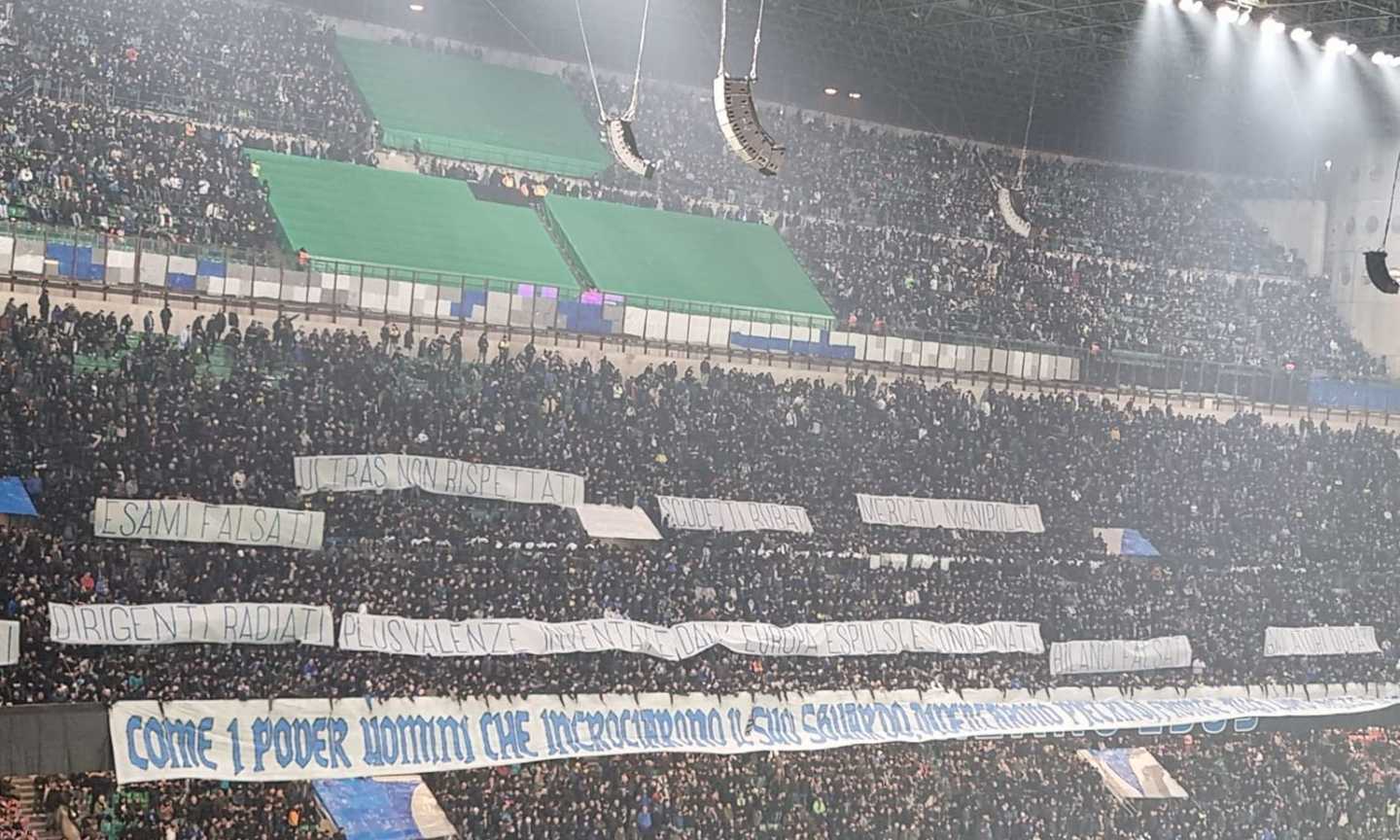 Inter-Juve, l'accoglienza della Nord ai bianconeri: 'Scudetti rubati, bilanci falsati'. Le FOTO della coreografia