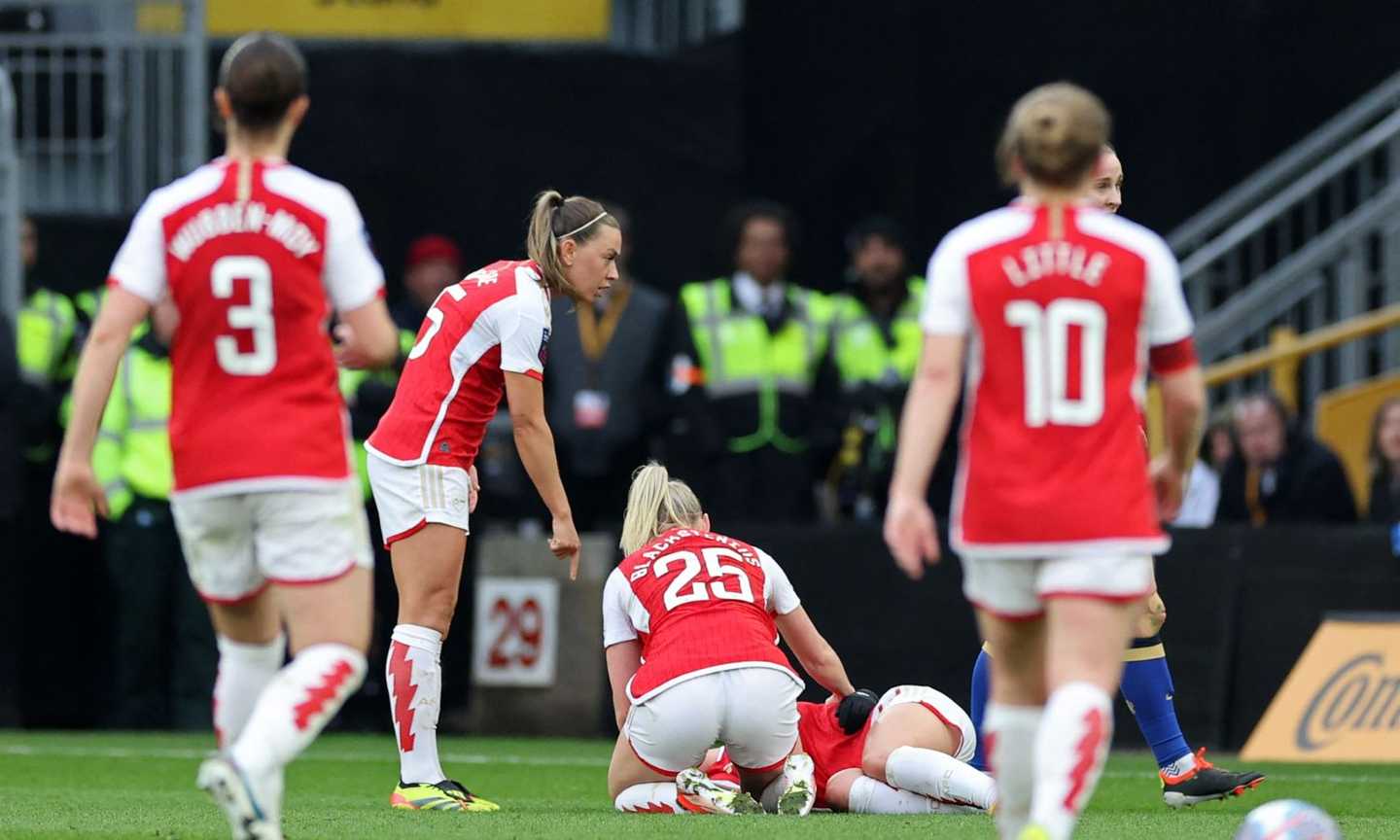 Paura in finale di Conti Cup: Maanum dell'Arsenal crolla a terra, ora è stabile in ospedale