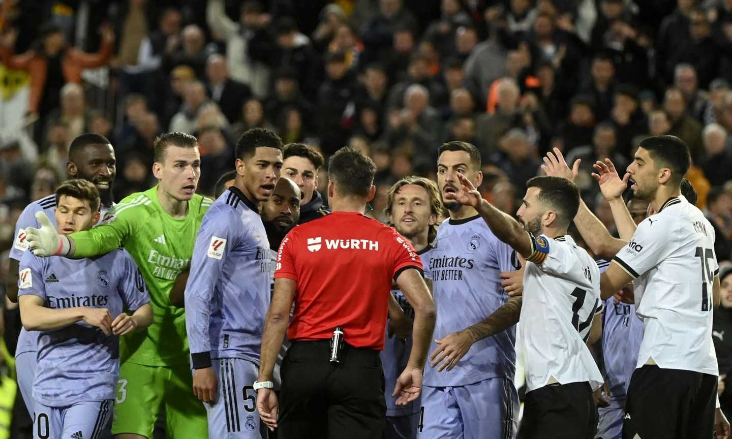 Clamoroso a Valencia: l'arbitro fischia la fine mentre la palla sta entrando in porta. Furia Real Madrid