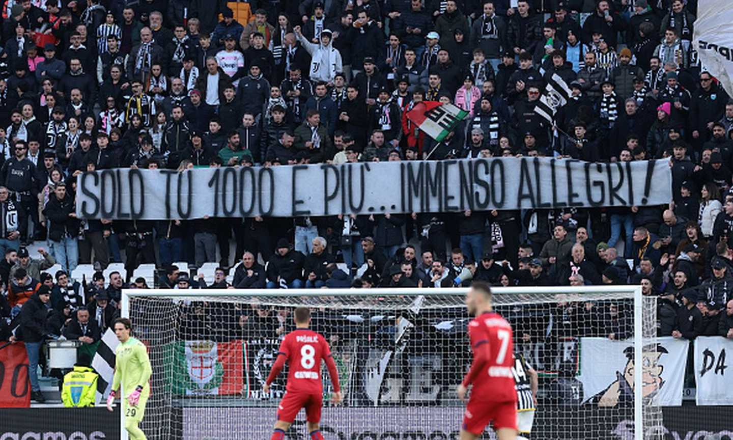 Juventus, la curva si schiera con Allegri: cori e striscione 'Solo tu 1000 e più, immenso Max'