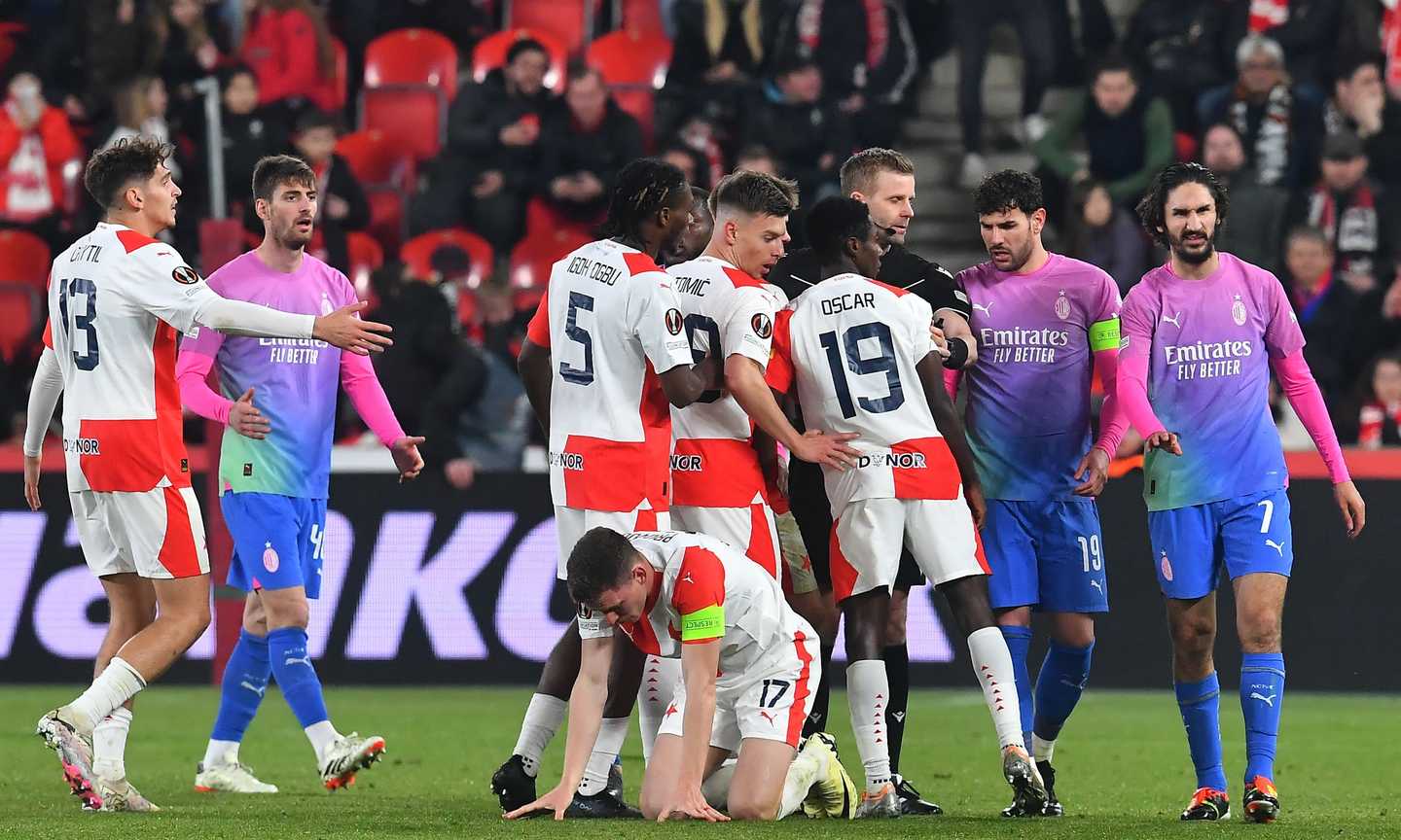 Slavia Praga-Milan, la MOVIOLA: espulsione severa a Holes, Tomori salta la prossima. Lancio di oggetti dai tifosi